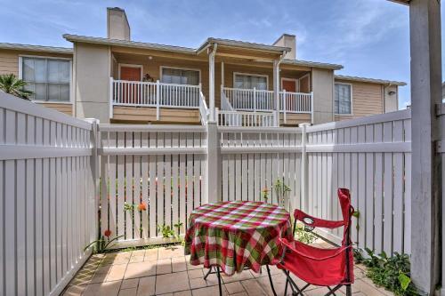 Apartamento Coastal Getaway With Pool Access - 1mi To Beach