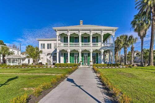 Historic Galveston Apartment - 1 Mi To Beach!