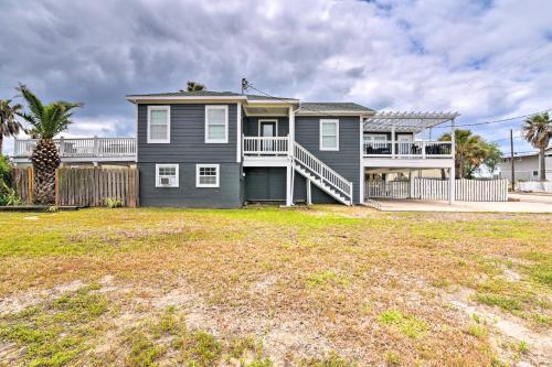 Galveston Getaway With Decks Less Than 2 Miles To Beach