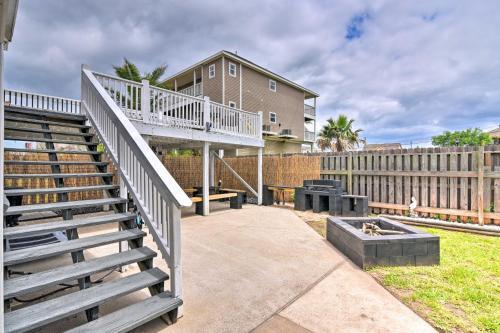 Galveston Getaway With Decks Less Than 2 Miles To Beach