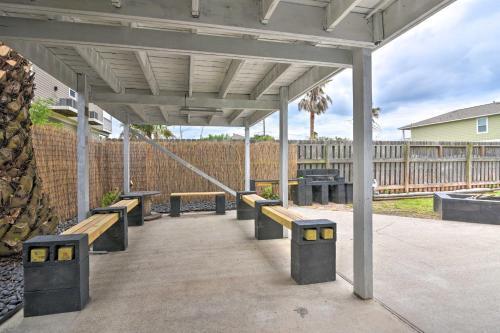 Galveston Getaway With Decks Less Than 2 Miles To Beach