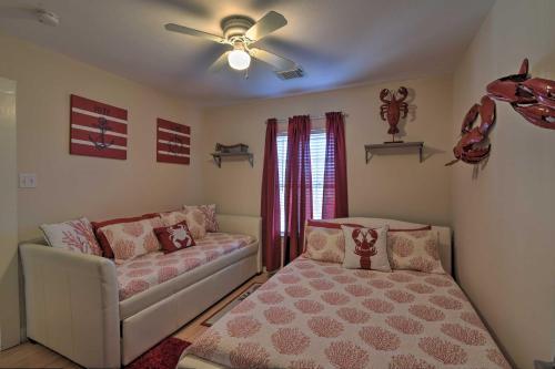 Galveston Getaway With Decks Less Than 2 Miles To Beach