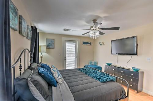 Galveston Getaway With Decks Less Than 2 Miles To Beach
