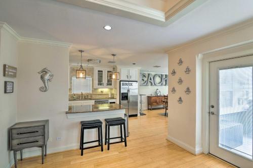 Galveston Getaway With Decks Less Than 2 Miles To Beach