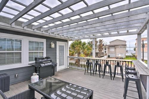 Galveston Getaway With Decks Less Than 2 Miles To Beach
