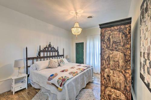 Chic Granbury Home 1 Block To Historic Dtwn!