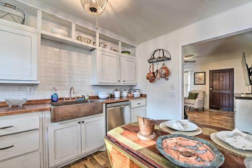 Chic Granbury Home 1 Block To Historic Dtwn!