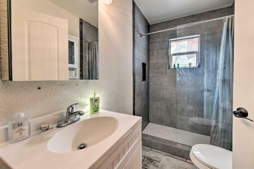 Chic Granbury Home 1 Block To Historic Dtwn!