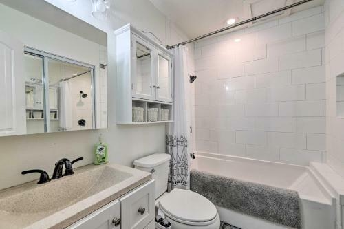 Chic Granbury Home 1 Block To Historic Dtwn!