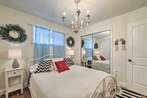 Chic Granbury Home 1 Block To Historic Dtwn!