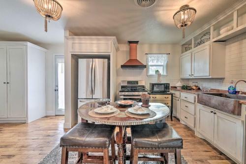 Chic Granbury Home 1 Block To Historic Dtwn!