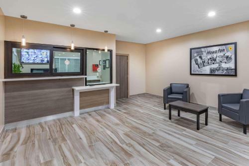Hotel Super 8 By Wyndham Houston Nw Beltway 8