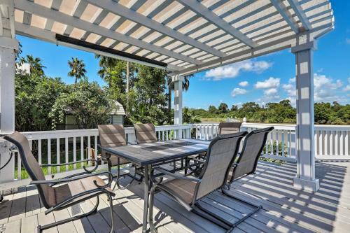 Home With Deck And Dock On San Jacinto River!