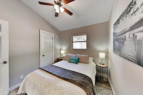Updated Hill Country Gem - Walk To Lake & Dining Home