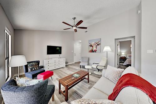 Updated Hill Country Gem - Walk To Lake & Dining Home