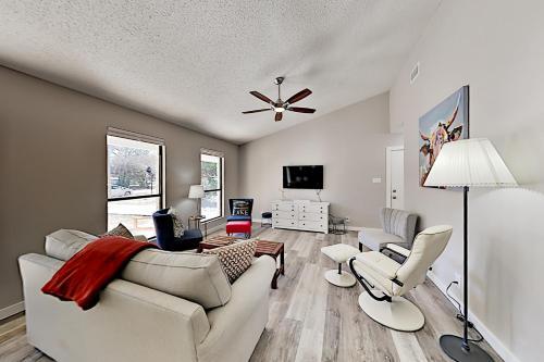 Updated Hill Country Gem - Walk To Lake & Dining Home