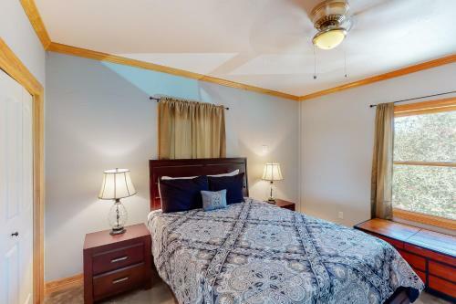 River Oaks Lookout- Unit B