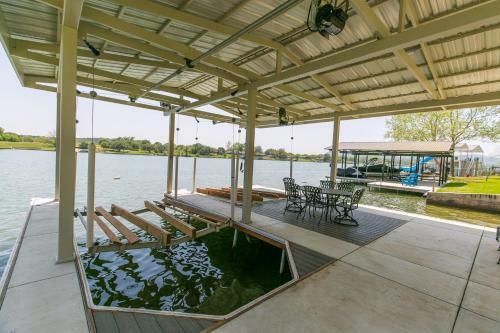 Ladybird Lakehouse On Lake Lbj