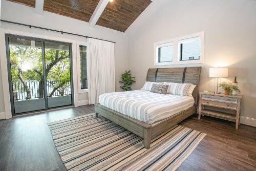 Wake & Roll - Loma Linda Luxury Lakeside Getaway