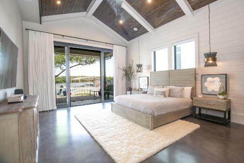 Wake & Roll - Loma Linda Luxury Lakeside Getaway