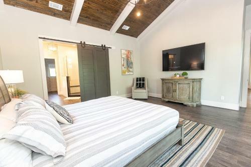 Wake & Roll - Loma Linda Luxury Lakeside Getaway