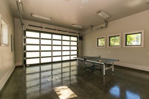 Wake & Roll - Loma Linda Luxury Lakeside Getaway