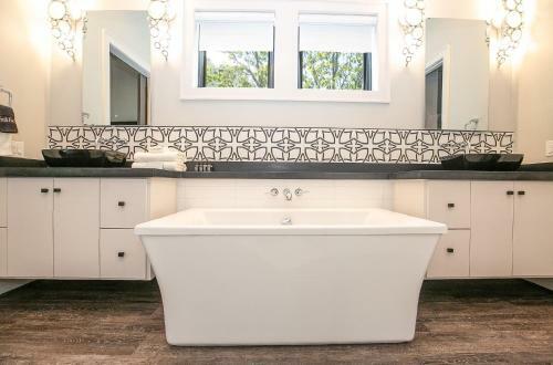 Wake & Roll - Loma Linda Luxury Lakeside Getaway