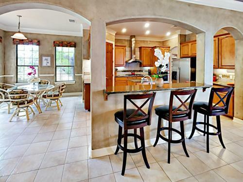 New Listing! Luxurious Estate With Lakeside Views! Home