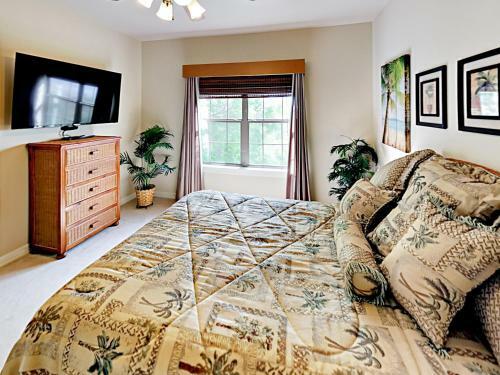 New Listing! Luxurious Estate With Lakeside Views! Home