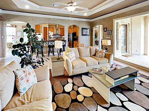 New Listing! Luxurious Estate With Lakeside Views! Home