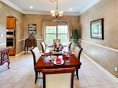 New Listing! Luxurious Estate With Lakeside Views! Home