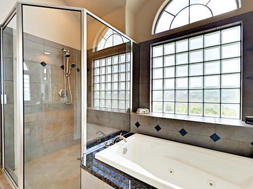 New Listing! Luxurious Estate With Lakeside Views! Home