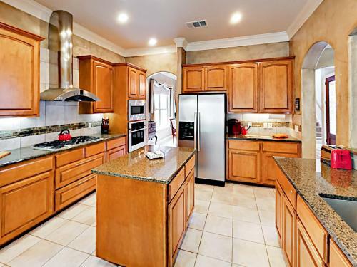 New Listing! Luxurious Estate With Lakeside Views! Home