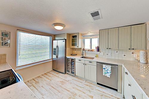 Lost Colony Beach House With Gulf Views & Pool! Home