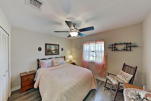El Nanos Beach House - Remodeled Coastal Gem Home