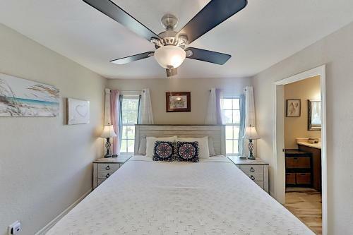 El Nanos Beach House - Remodeled Coastal Gem Home