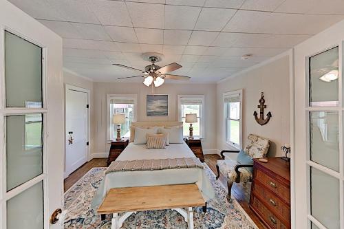 Charming Downtown Getaway With Spacious Interior Home