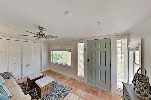 Charming Downtown Getaway With Spacious Interior Home