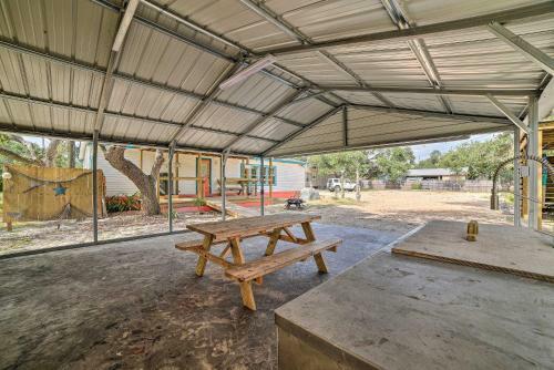 N Rockport Retreat With Porch, Deck And Fire Pit