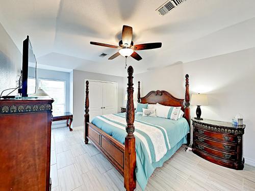 New Listing! Waterfront Home With Decks & Bay Views Home