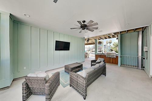 New Canal-front Home With Private Pool, Spa & Dock! Home