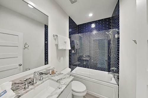 New Canal-front Home With Private Pool, Spa & Dock! Home