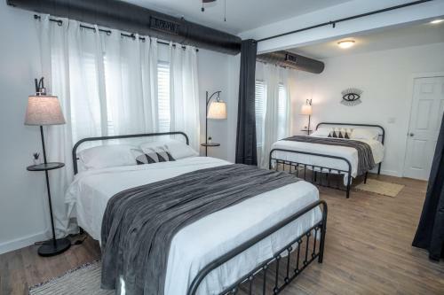Huge Remodeled 5br 4ba House Sleeps 20 Downtown