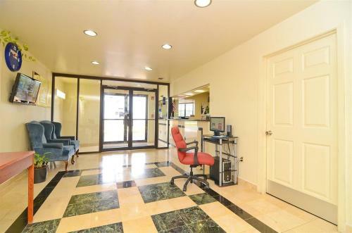 Hotel Pine Point Inn & Suites