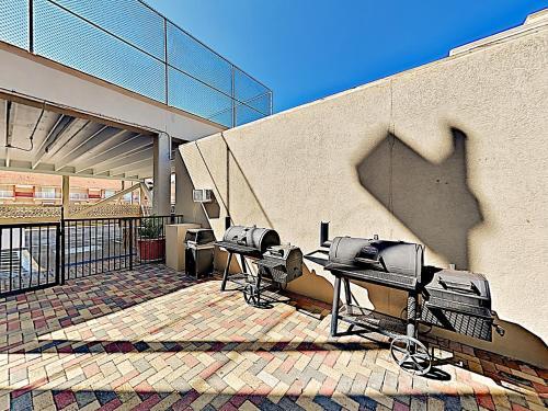 Apartamento New Listing! Classic Beachfront Condo With Balcony Condo