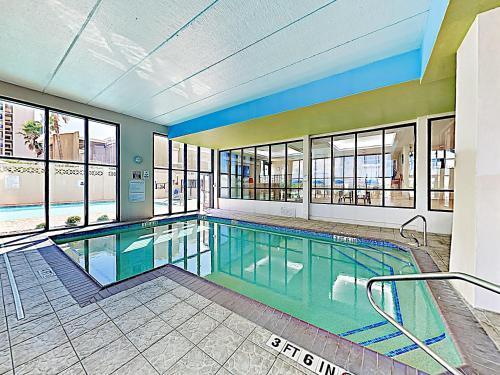 Apartamento New Listing! Classic Beachfront Condo With Balcony Condo