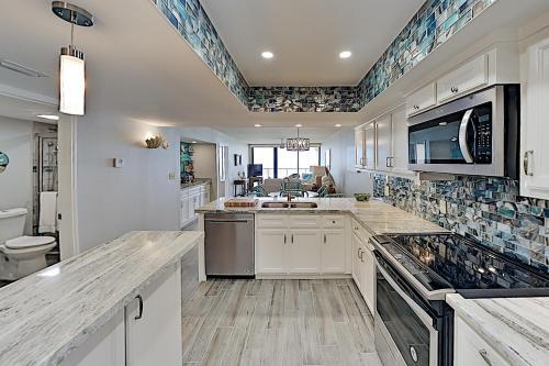 Apartamento New Listing! Classic Beachfront Condo With Balcony Condo