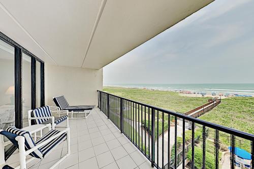 Apartamento New Listing! Classic Beachfront Condo With Balcony Condo