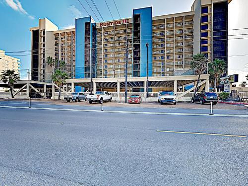Apartamento New Listing! Beachfront Corner Unit With Gym & Pools Condo