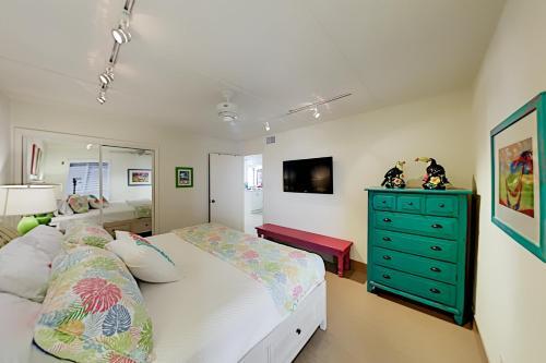 Apartamento New Listing! Beachfront Corner Unit With Gym & Pools Condo